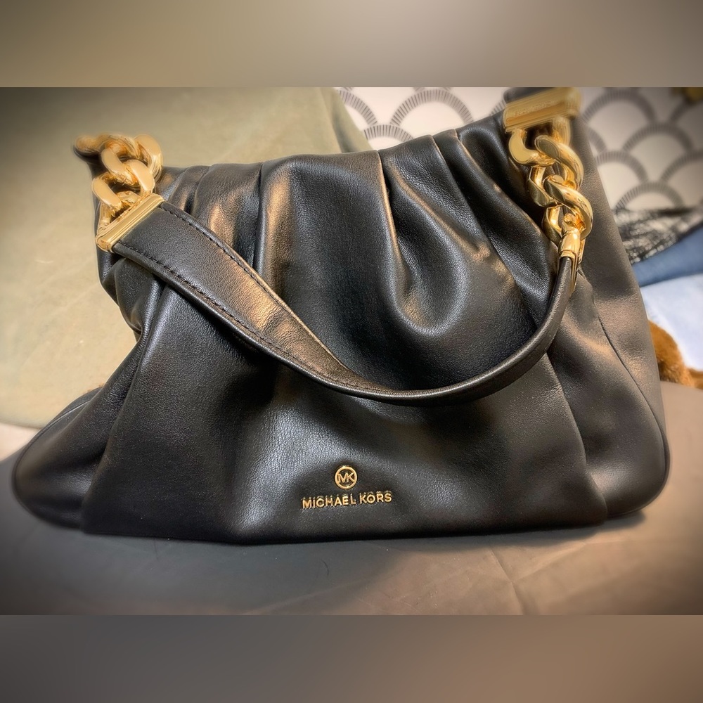 MICHAEL MICHAEL KORS
‘HANNAH’ BLACK LEATHER SHOULDER BAG W/GOLD CHAIN STRAP- NWT
